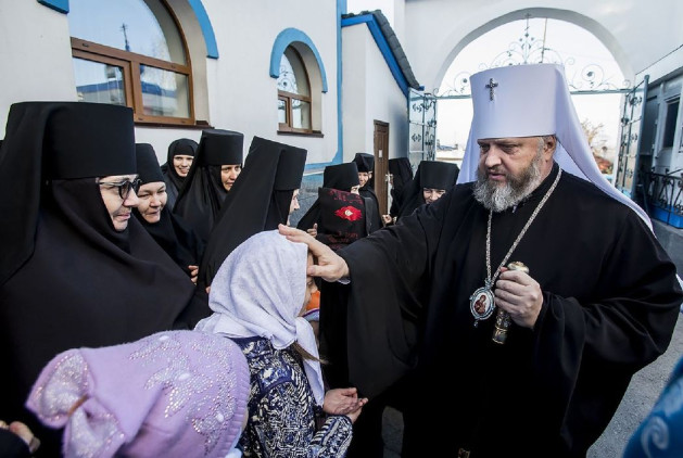 Митрополит Аристарх благословляет