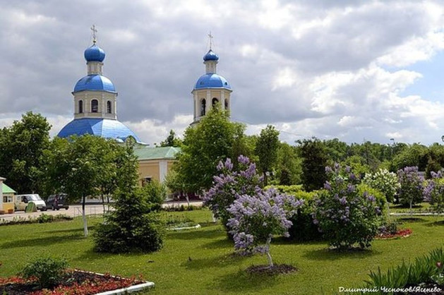 Храм святых первоверховных апостолов Петра и Павла в Ясеневе - московское подворье Оптиной пустыни